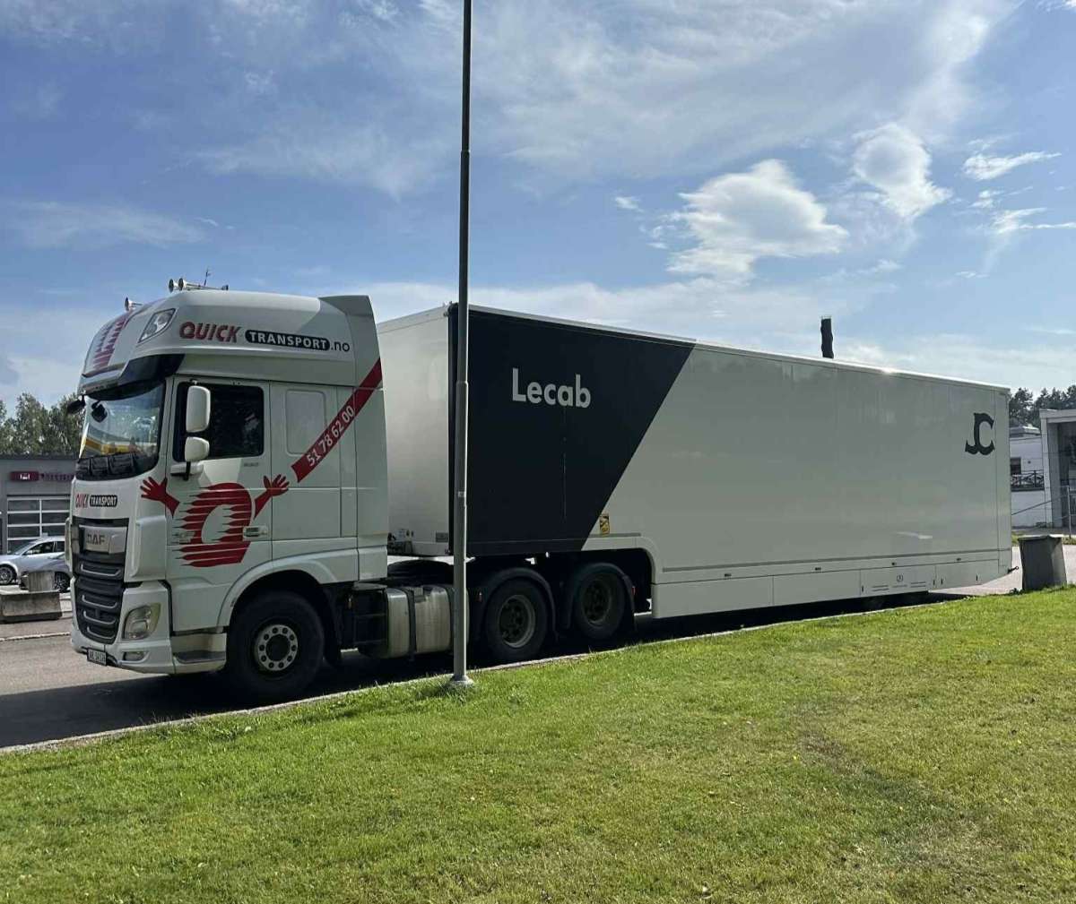 Quick Transport lastebil med lukket trailer klar for ekspresslevering