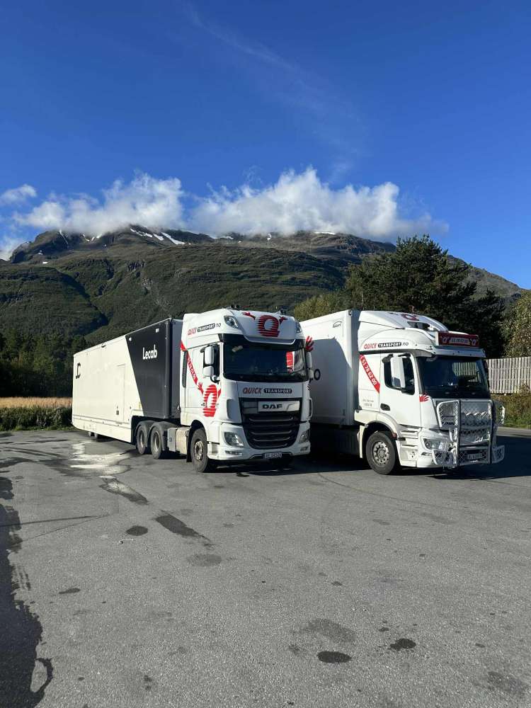 Quick Transport lastebiler med lukket skaptrailer foran fjell
